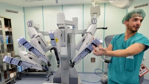 Chirurgia di precisione, il robot Da Vinci "esordisce" in sala operatoria