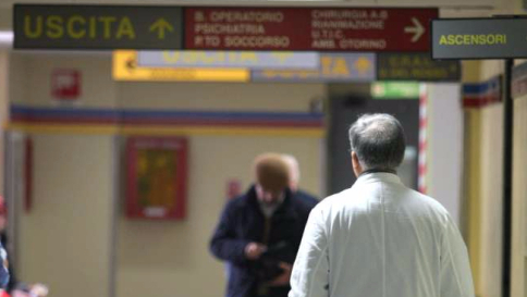 Cade lastra camino, bimba uccisa