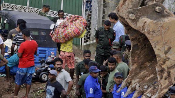 Sri Lanka,morti nel crollo della montagna di spazzatura salgono a 24