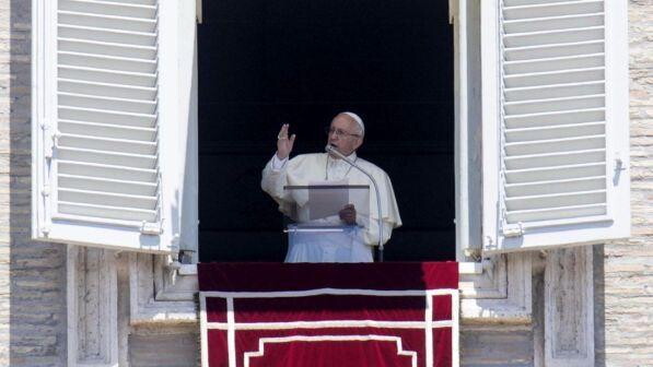 Migranti, Papa Francesco: "Costruire ponti, no ideologie distorte"