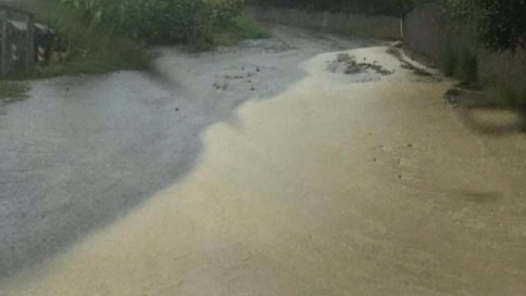 Roma, auto travolta da torrente