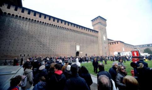 Umberto Eco, l'addio laico di Milano: in centinaia alle esequie nel Castello Sforzesco