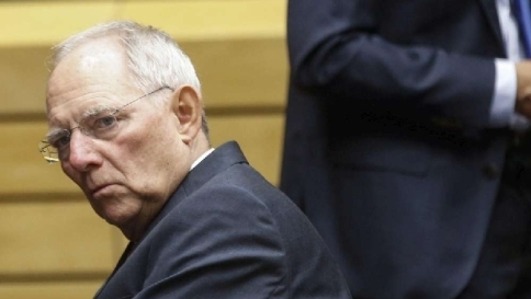 Schaeuble: "Grexit per 5 anni", no dell'Ue Ex troika: "Contagio con collasso banche"