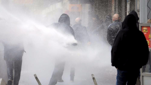 Attacchi Bruxelles, altri quattro arresti Memoriale Bourse, scontri hooligan-polizia