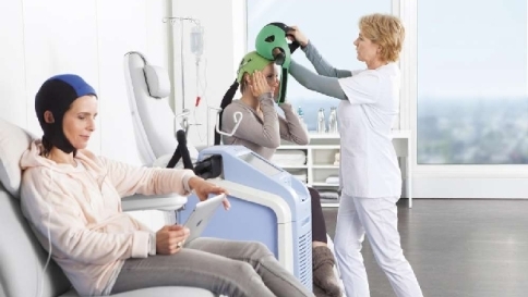 Tumori, realizzato il "caschetto" contro la caduta dei capelli dovuta alla chemio