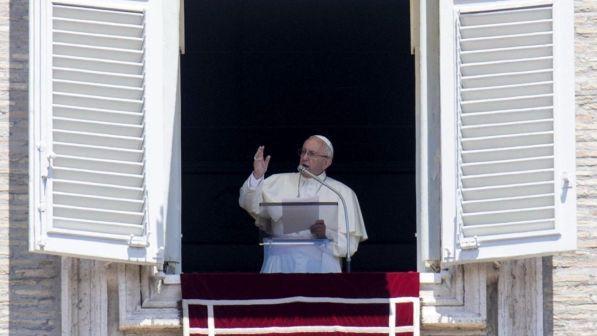 Papa: "Chiesa fatta di pietre e crepe,ha bisogno di essere riparata"