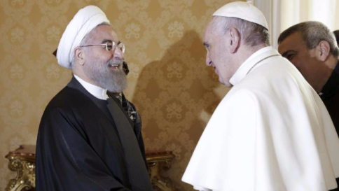 Rohani incontra il Papa: "Preghi per me" Francesco: "Iran fondamentale per la pace"