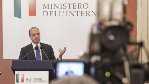 Adozioni, Alfano: "Capitolo chiuso" Serracchiani: "In settimana il ddl"