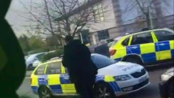 Gb, uomo armato prende due ostaggi in sala bowling: arrestato