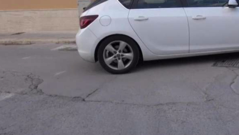 Milano, ruba auto con a bordo una bimba: nonna mette in fuga il ladro