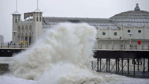 Tempesta Imogen sulla Gran Bretagna: raffiche di vento record e pioggia battente