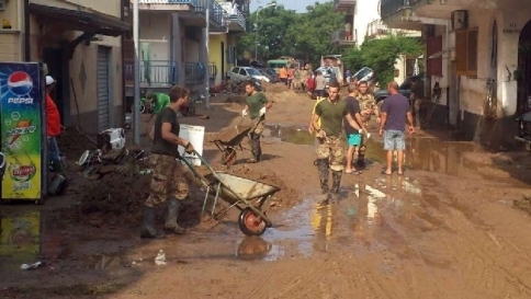 Alluvione in Calabria, si contano i danni Rimozione delle auto, ipotesi sciacallaggio