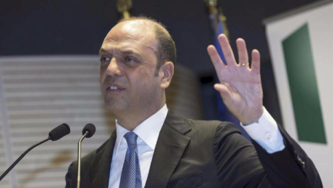 Migranti, Alfano: ricollocamenti e rimpatri, oppure Ue va verso iceberg