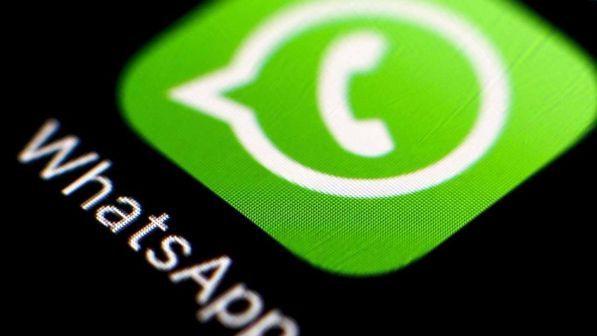 Viareggio, invia suo video hot nella chat della scuola: mamma nei guai