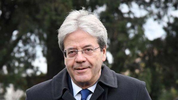 Gentiloni: "Chi promette di fermare i migranti vende fumo"
