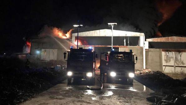 Pavia, il rogo divampa: evacuate oltre 100 persone per la nube nera