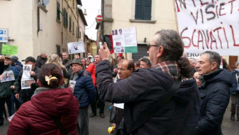 Salvabanche, i risparmiatori protestano a casa Boschi con cartelli e striscioni
