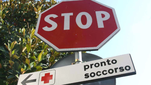 Salerno, ragazzo accoltellato a scuola: arrestato compagno di classe