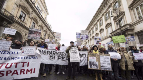 Roma, le vittime delle quattro banche di nuovo in piazza: ridateci i nostri soldi