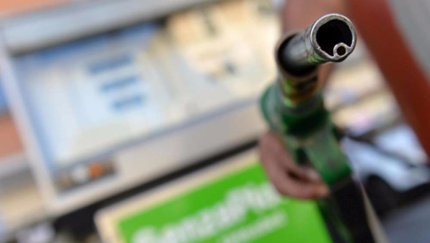 Benzina, prezzi a +3% in pochi giorni Codacons: "Un disastro per le famiglie"