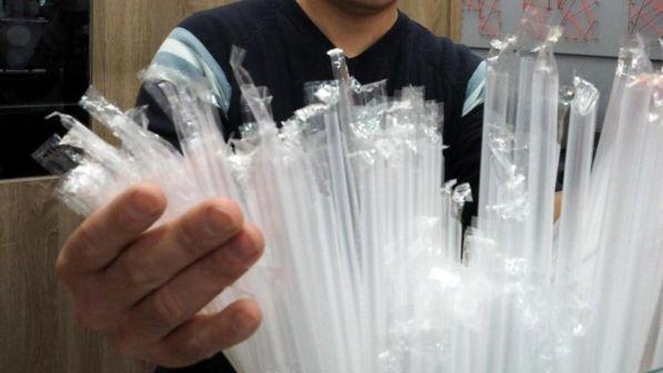 Gb, al bando cannucce in plastica: linea dura del governo contro l'inquinamento