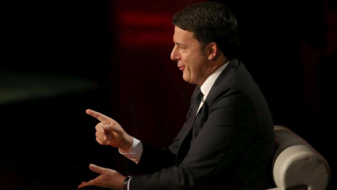 Renzi: "Contante fino a 3mila euro" Bersani: "Più evasione e corruzione"