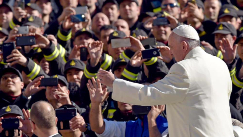 Papa Francesco: "La Chiesa non ha bisogno di soldi sporchi di sangue"