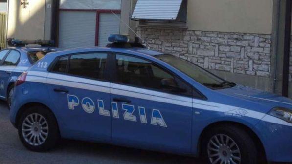 Napoli, prende a bottigliate passanti e accoltella 19enne: arrestato