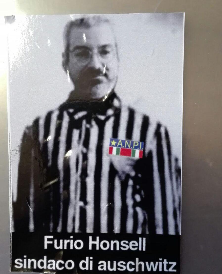 Sconcerto a Udine, adesivi antisemiti contro l'ex sindaco Honsell