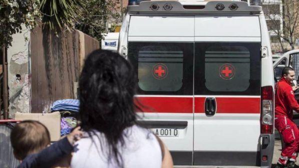 Roma, pino cade su un'auto in transito: grave l'automobilista