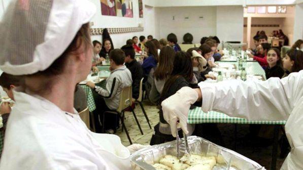 Il panino a scuola va in soffitta, una legge istituisce la mensa obbligatoria