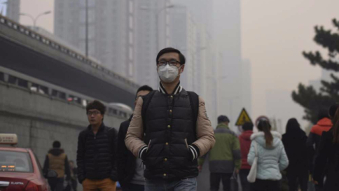 Cina, Pechino lancia "l'allarme rosso" per i livelli di smog: è la prima volta