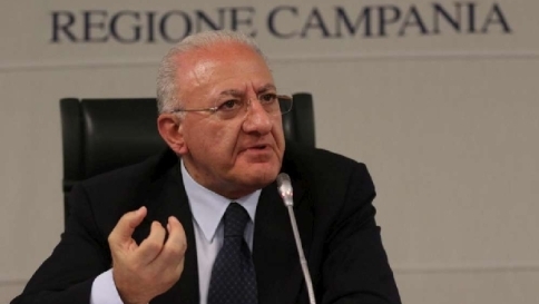 Ricorso accolto da Tribunale Napoli, De Luca resta governatore Campania