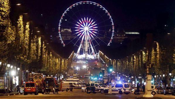Attacco Parigi, procuratore: agente ucciso con due colpi in testa