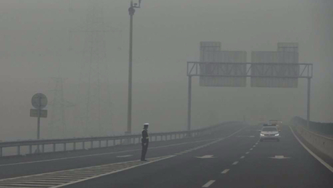 Cina, lo smog raggiunge livelli record: il nord "scompare" nelle polveri sottili
