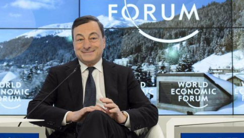 Inflazione, Draghi: prospettive meno rosee Sui profughi: "Opportunità per l'Europa"
