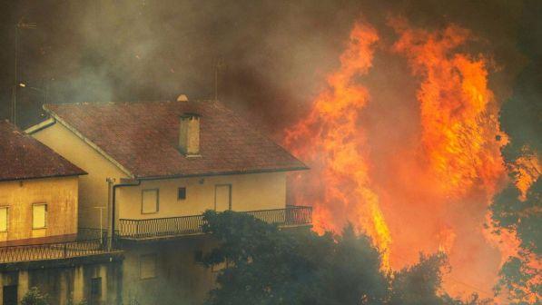 Portogallo, vasti incendi nel nord e nel centro del Paese