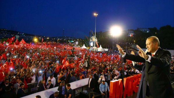 Erdogan: "I golpisti indossino uniformi come a Guantanamo"