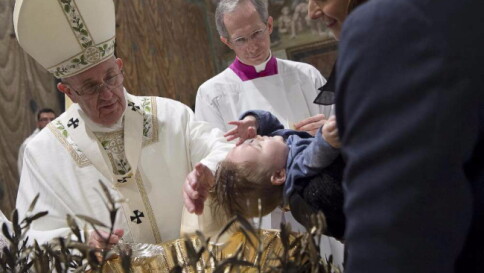 Il Papa alle mamme dei neonati: se hanno fame, allattate in chiesa