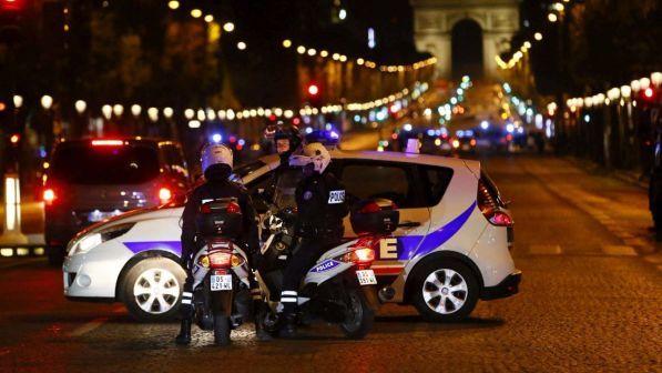 Parigi, Cazeneuve: Le Pen senza vergogna strumentalizza paura