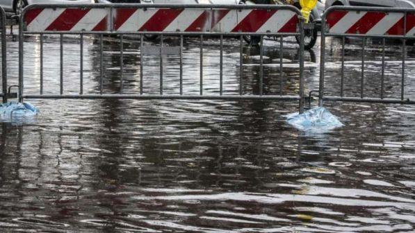Roma,violento nubifragio nella notte:alberi caduti e strade allagate