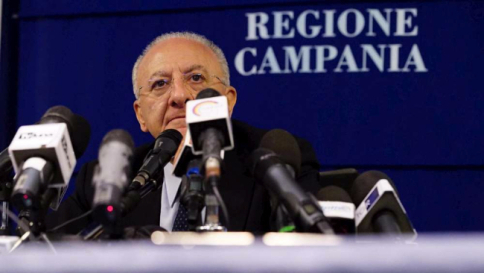 La minaccia di De Luca: "O i rom si integrano o saranno espulsi"