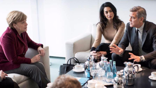 George Clooney e Amal, un caffè con Angela Merkel