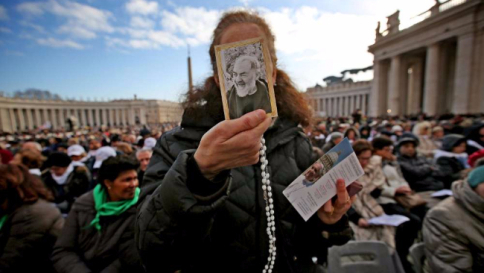 Papa Francesco: "La preghiera fa miracoli, voglio visitare la terra di San Pio"