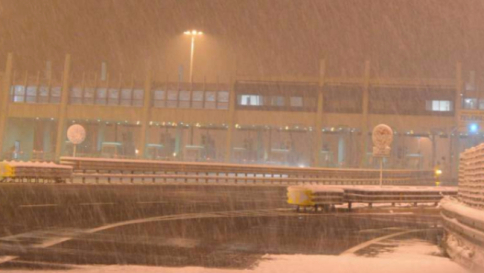 Maltempo, neve sulla A3: centinaia di persone bloccate per ore nelle proprie auto