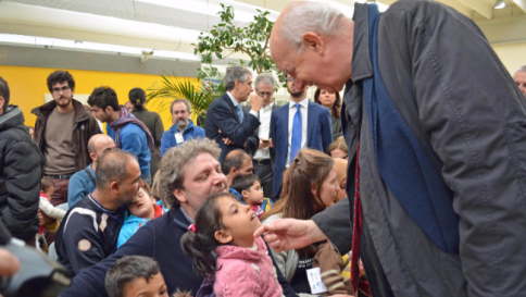 Emergenza migranti, 93 siriani in Italia Gentiloni: "Europa a un passo da baratro"