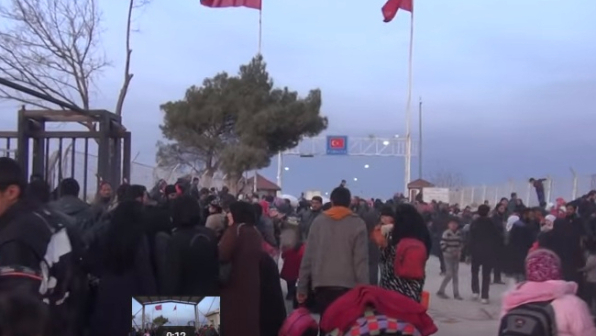 Siria, decine di migliaia di civili in fuga: ammassati al confine turco