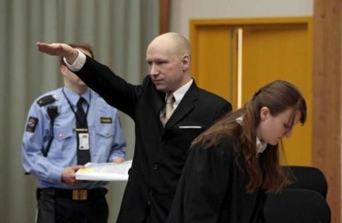 Breivik, al via processo contro Stato Norvegia, in aula fa il saluto nazista