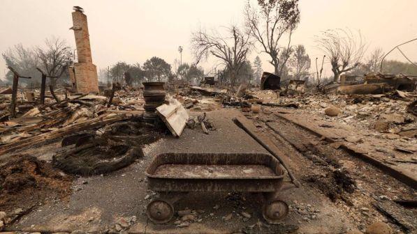 California, bilancio degli incendi si aggrava: 15 morti