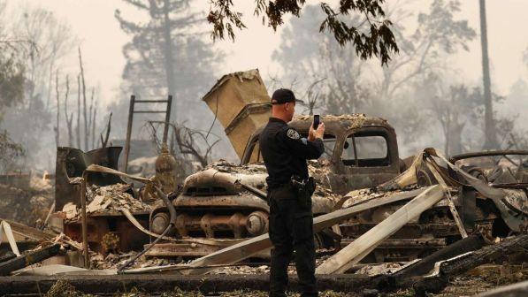 La California brucia ancora, sale a 21 il numero dei morti